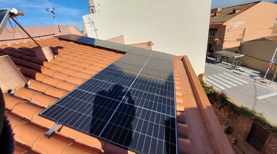 Energia solar per a zones comunes. Una nova alternativa per a comunitats de veïns