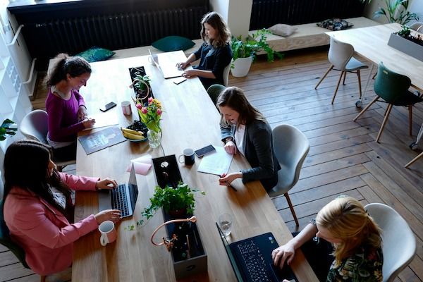 Mesa de oficina con trabajadores