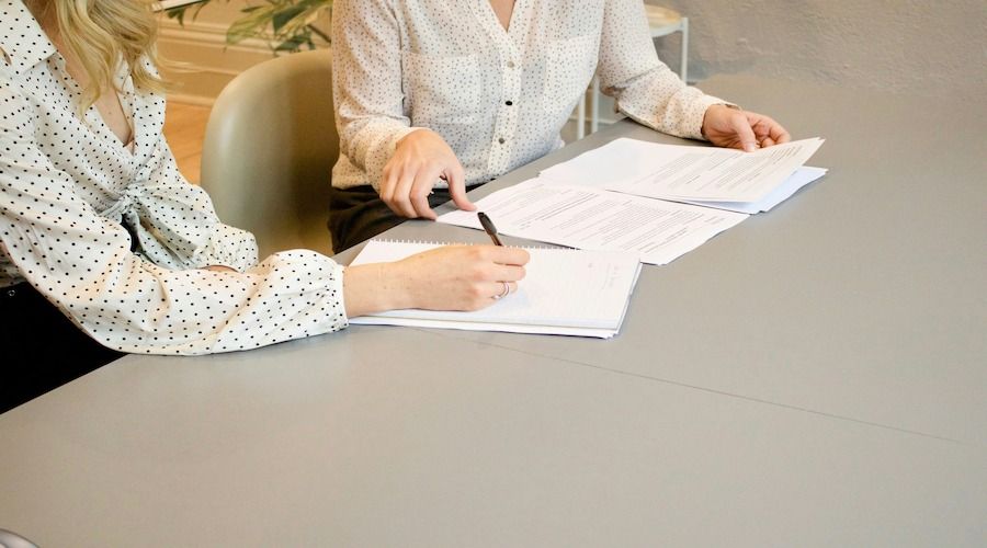 Mujeres firmando papeles