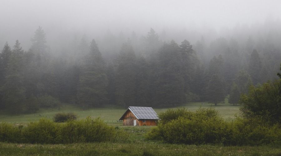 casa con placa solar en montaña