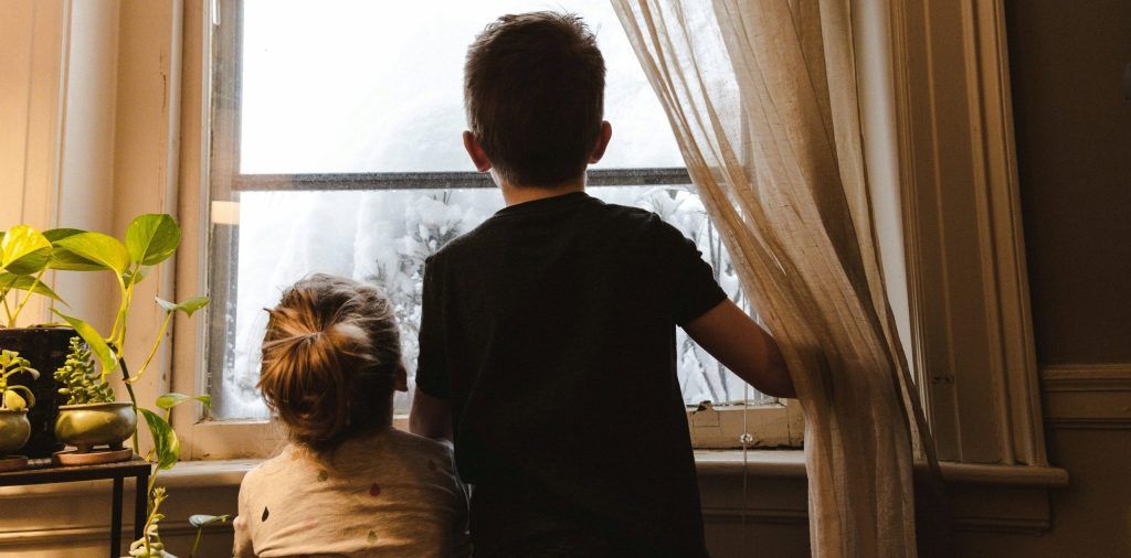 Niños mirando por la ventana