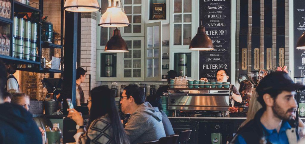 Cafetería con gente